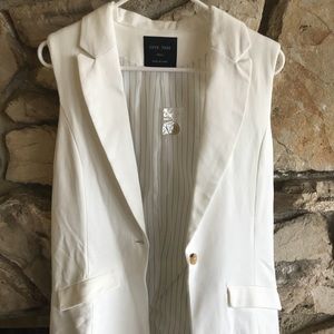 Sleeveless blazer